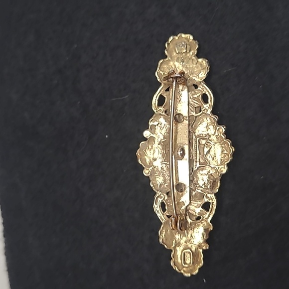 Elegant Gold Floral Brooch with Center Stone - Picture 3 of 4